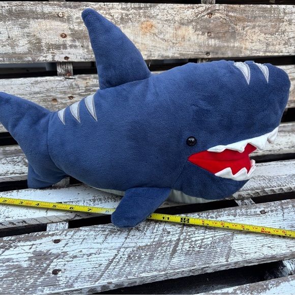 Maxwell the shark by Gund - Picture 5 of 12